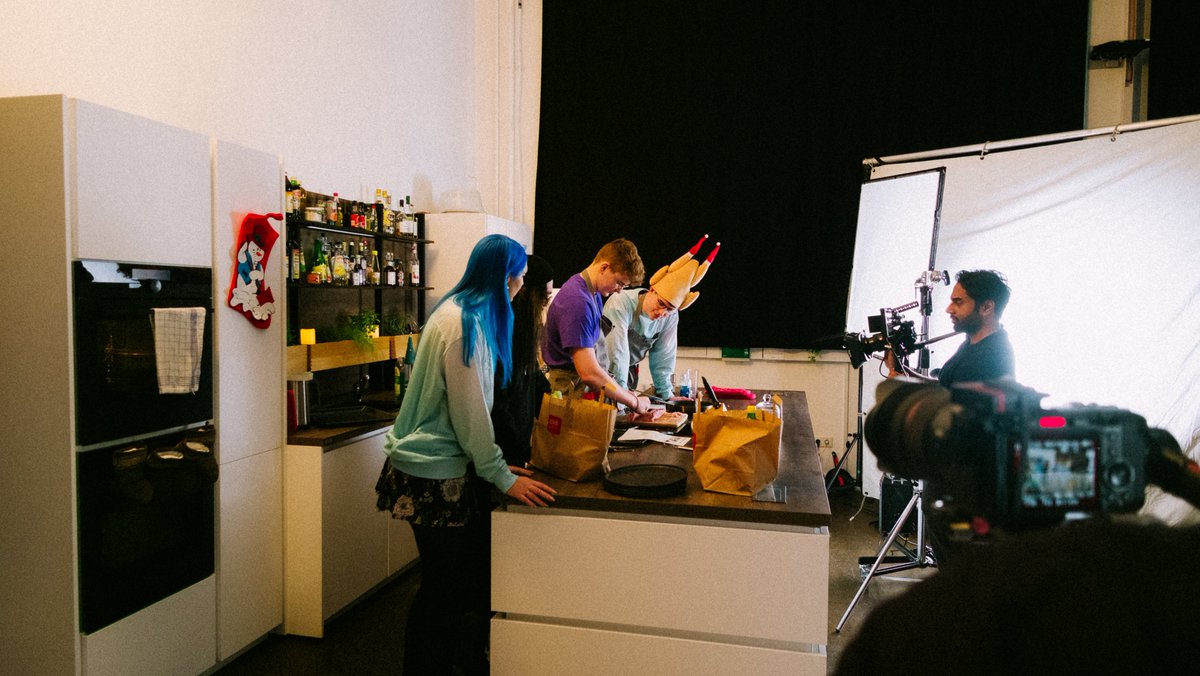 SKGaming's tweet photo. Need last minute ideas for your Christmas dinner? 

We've got you! Right here at 17:00 CET today 🧑‍🍳 https://t.co/Xdc4skzrR0