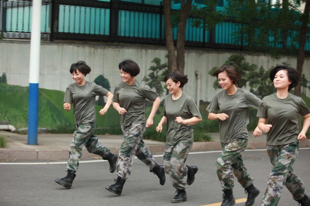 junhuaa520's tweet photo. 女兵军装底下是近乎完美的女性肉体，上下晃动���对微翘浑圆的乳球，夜深人静的时候在欲望的边缘疯狂挣扎，又大又持久的可以私信我，否则你满足不了我。 https://t.co/VnsRE9ZAA6