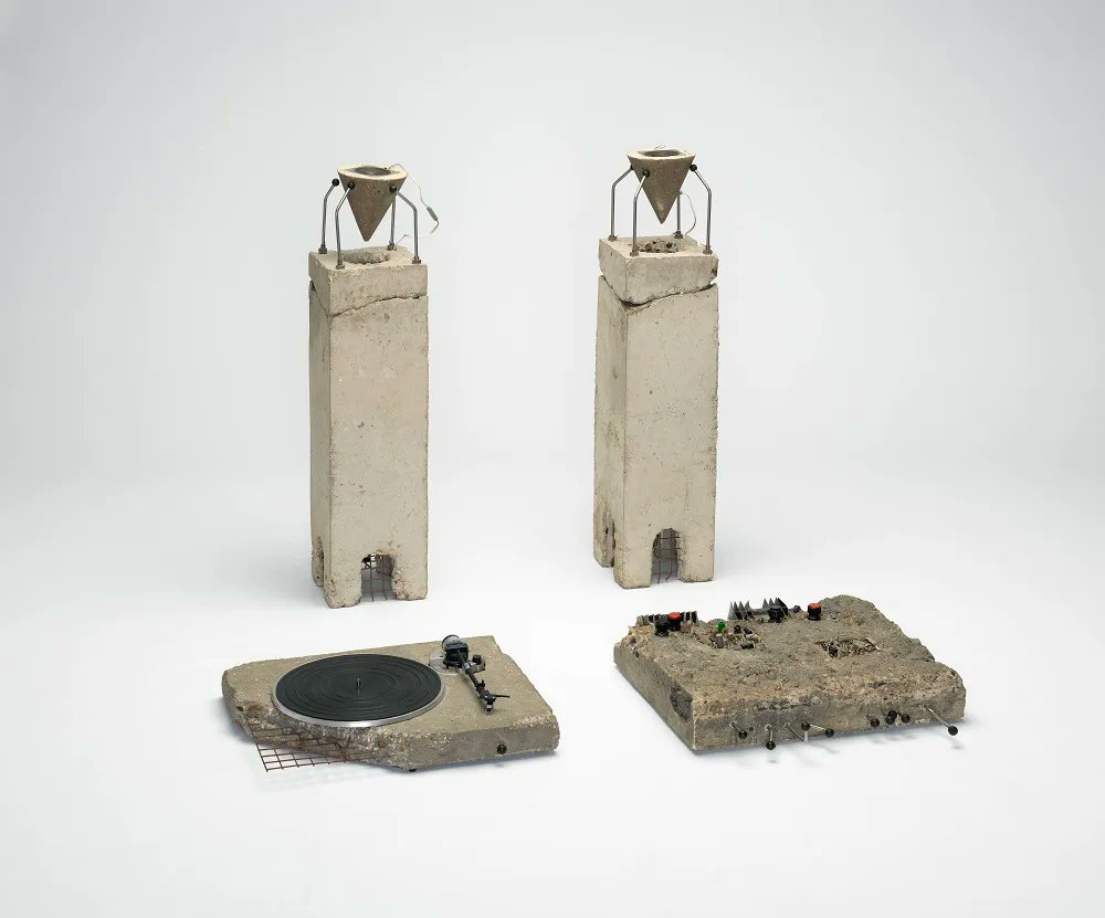 _MattLamont's tweet image. Turntable and speakers designed by Ron Arad in 1983. decodedmagazine.com/ron-arads-icon…