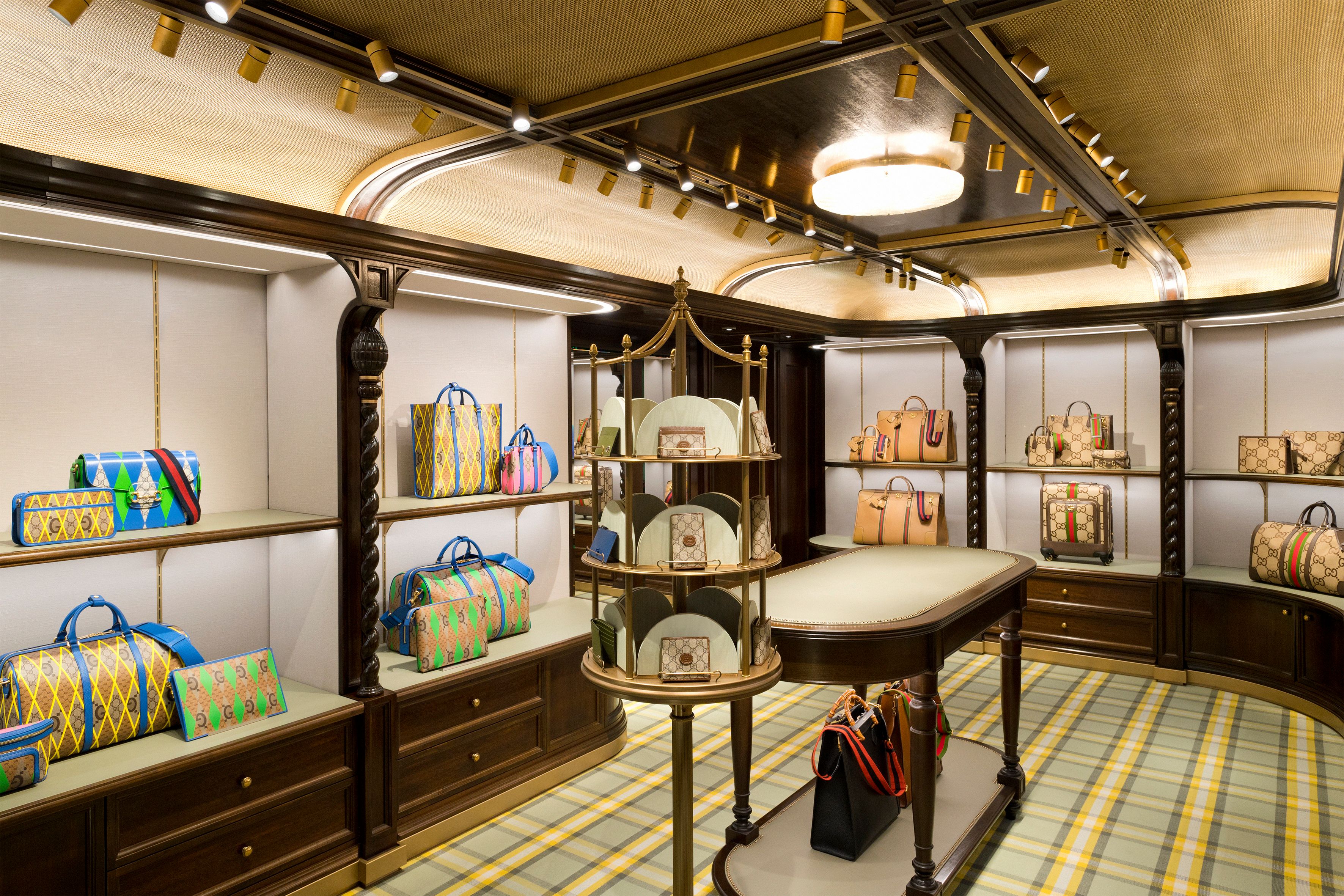 Vervolg Waakzaamheid Krimpen gucci on Twitter: "The House's two-story #GucciValigeria boutique in Paris  draws inspiration from Belle Èpoque travel, showcasing the House's travel  collection in a space that recalls a fanciful railway carriage. Discover  more