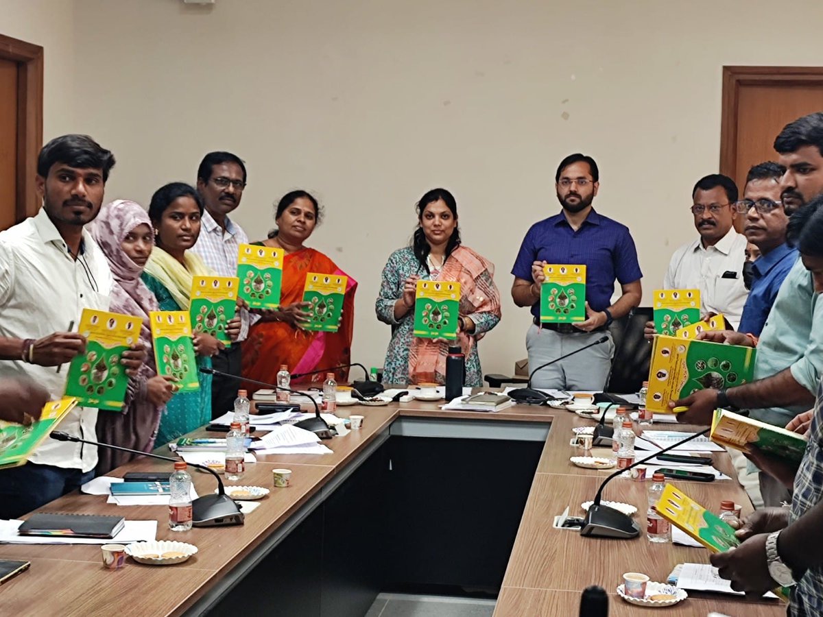 DYadadri's tweet photo. Today Hon'bleDistrict Collector mam and Addl.Collector lb sir reviewed the Oilpalm area expansion with Drip companies, HOs and Oilfed staff. Madam and Sir inaugurated the Rythu diary on Oilpalm. MD oilfed sir attended the meeting.@Collector_YDR @ACLB_Yadadri @TSHORTI2 https://t.co/YnLQNJz6Zr