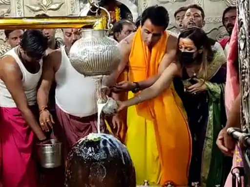 AJandhara's tweet photo. एक सोनू सूद आज अपनी धर्मपत्नी के साथ उज्जैन पहुंचे है। जहां उन्होंने बाबा महाकाल के दर्शन कर पंचामृत पूजन अभिषेक किया।
#Bollywood #Actor #SonuSood #Reached #Ujjain #WithWife #BabaMahakal #PanchamritPujanAbhishek https://t.co/uNw2VrsrY7