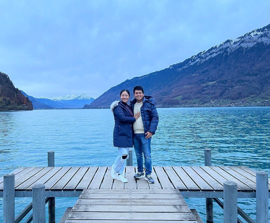 CLOY MOMENT NI RITZ ASUL Nag-ala Yoon Se-Ri at Captain Ri ang aktres na si Ritz Azul at kaniyang non-showbiz husband sa pagbisita nila sa filming location ng K-drama hit na 'Crash Landing on You' sa Lake Brienz, Switzerland. #News5 📷: @ritzazul