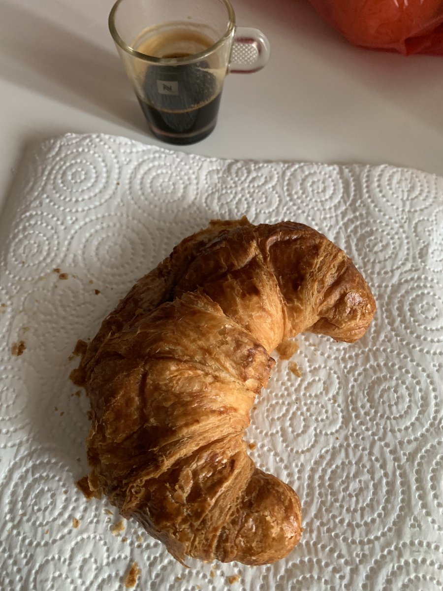 ROMOOD_'s tweet image. Good morning with a #cornetto e #coffee 🫶🏻

#goodmorning #fridaymorning #breakfast #foodporn #food #italianfood #italy #napoli #foodie #TGIF