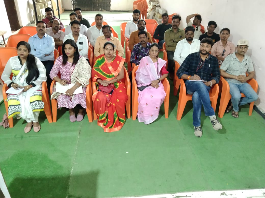 भाजपा जिला कार्यालय पर आज खरगोन विधानसभा के खरगोन नगर मंडल के शक्ति केंद्रों की बैठक संपन्न हुई। जिसमे भाजपा जिला कार्यालय मंत्री मोहन राठौड़, मंडल के प्रभारी श्री जितेन्द्र पाटीदार, मंडल अध्यक्ष रंजीत सिंह रघुवंशी सहित पदाधिकारी एवं कार्यकर्ता उपस्थित हुए।
<a href="/BJP4MP/">BJP Madhya Pradesh</a> <a href="/vdsharmabjp/">VD Sharma</a>