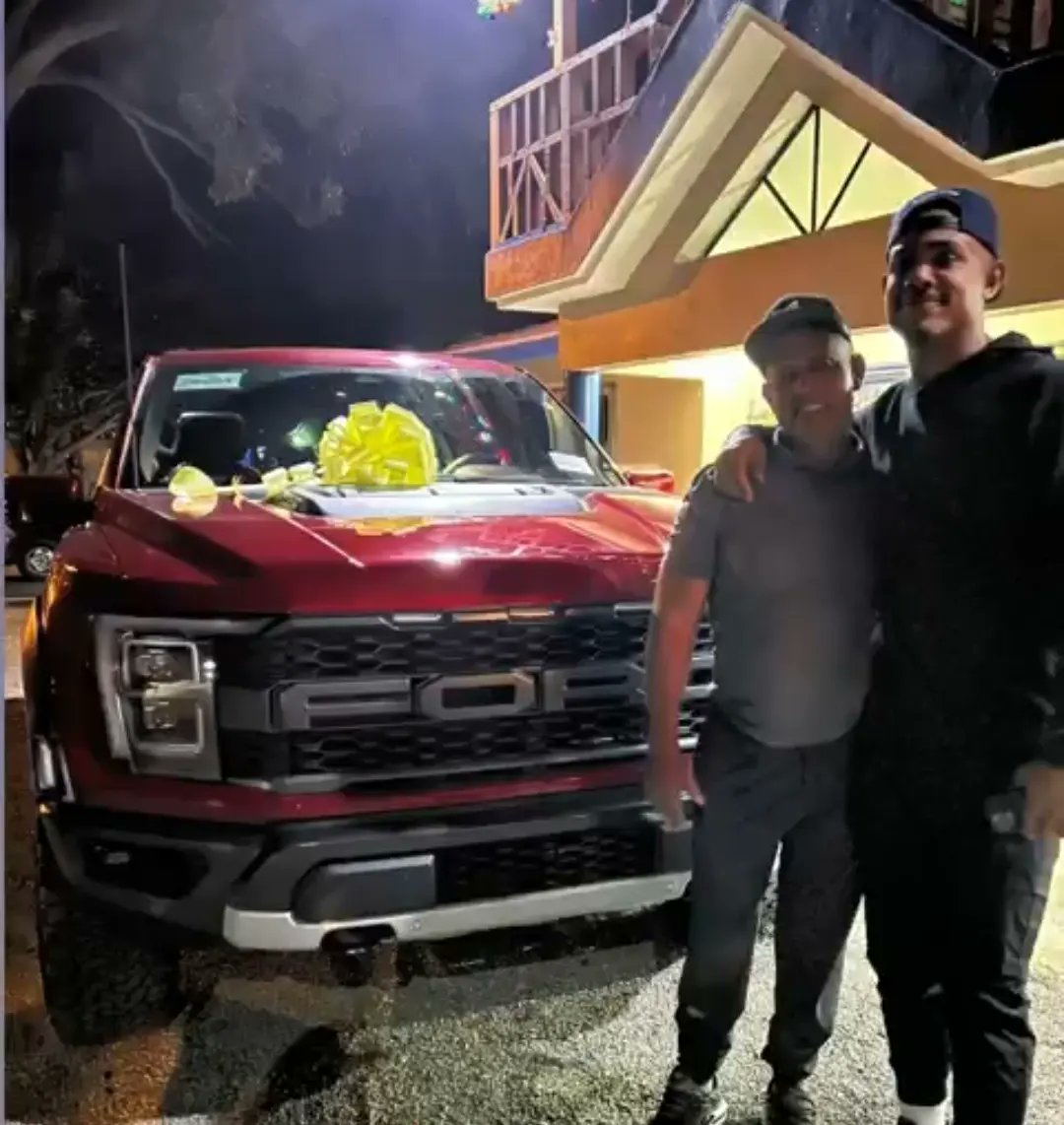 Héctor Gómez on Twitter "Mariners Julio Rodriguez surprised his father with this gift."