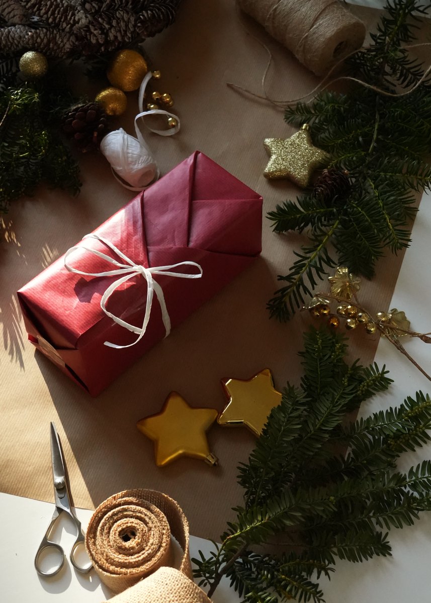 TeaProUK's tweet image. Have you gift-wrapped your Christmas presents yet?
Check out 3 sustainable and cool gift-wrapping ideas and impress your family! 

teapro.co.uk/3-sustainable-…
 
#christmas #giftwrappingideas #FridayVibes
