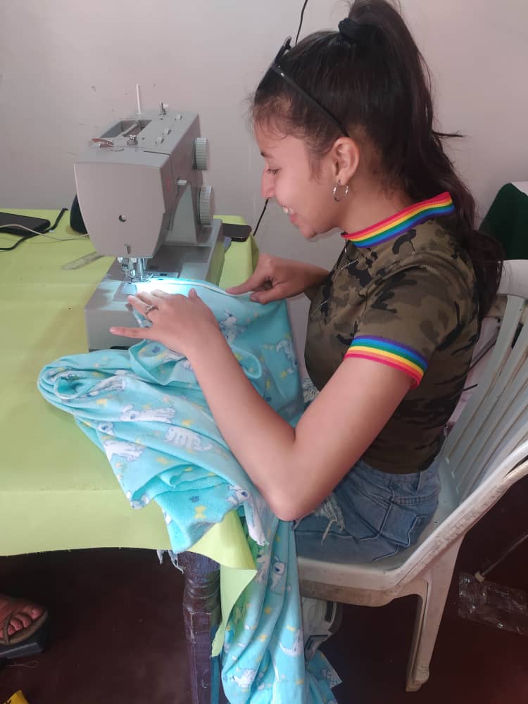 mujeres de la comunidad elaboran mantas para apoyar a personas afectadas por las lluvias en Zea, brindando ayuda oportuna en una entrega cálida, cercana, humana.
(gracias a todos los que nos apoyan y hacen esto posible)