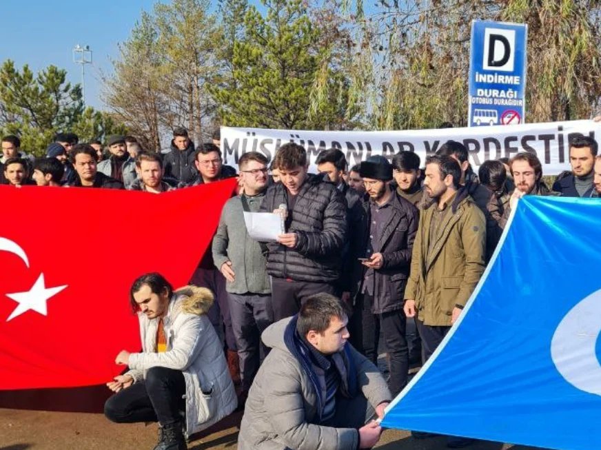 tugvacu's tweet photo. 🔴 Yeniler Kulübü Topluluğu olarak Yıldız Teknik Üniversitesinde Özgürlük kisvesi altında dinimize dil uzatılmasını kabul etmiyoruz.

🔴 Müslüman gençler olarak sahada mücadelemizi sonuna kadar verecek ve olayın takipçisi olacağız. https://t.co/peQUBksbwQ