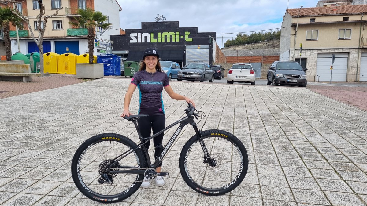 marinitatururu's tweet photo. 💥Emocionada de anunciar que cuento con el apoyo de @Lapierrebikes para la temporada 2023. Dispondré de la nueva Lapierre Prorace CF 9.9 para tratar de conseguir los mejores resultados!💥
Gracias también a #SinlimiT por hacerme la entrega y seguir siendo mi tienda de confianza✔️ https://t.co/S4WWI8LdkH