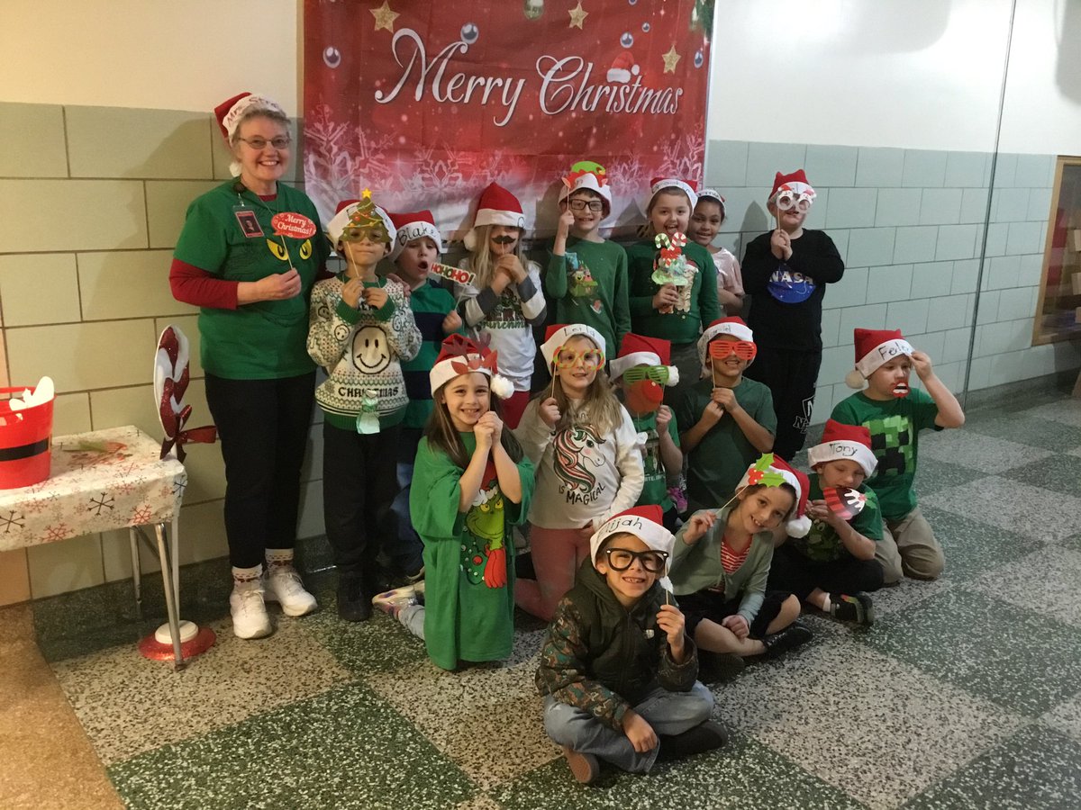 OleanWW's tweet photo. Ho-ho-ho and happy holidays from these #huskypups! https://t.co/crMFK7T9Hk