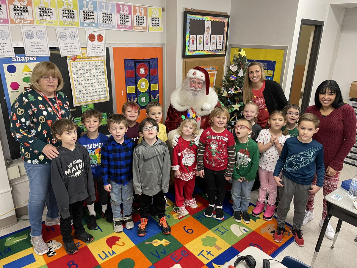 OleanWW's tweet photo. Still so overjoyed that SANTA stopped by to visit with our #huskypups before heading up to the pole! https://t.co/IaSntakLoy
