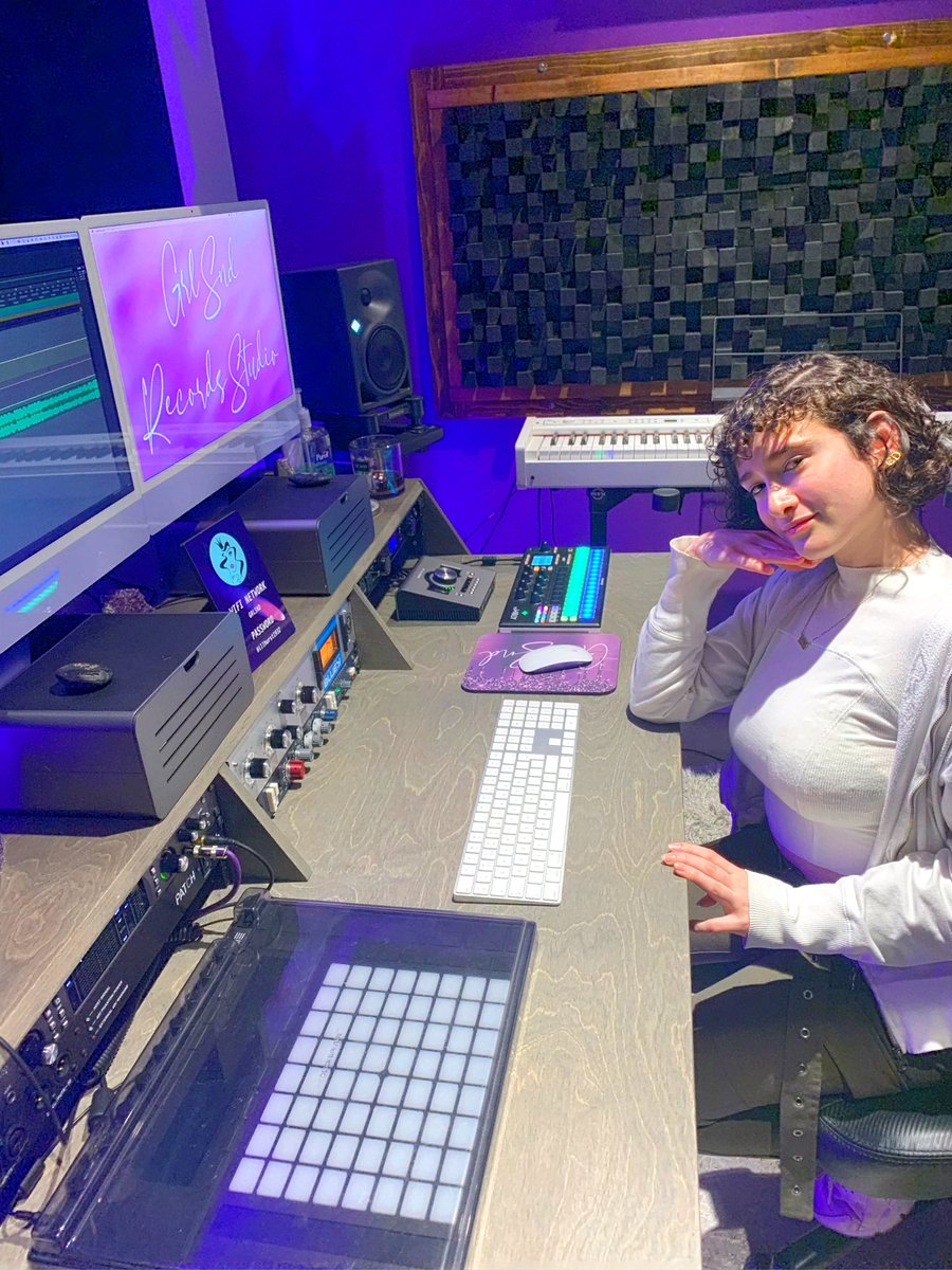 GrlSnd's tweet photo. Queen Tingz 👑

#musicproducer #music #women #grlsnd #recordingstudio #goodmorning #fridaymorning #FRIDAY #goodvibes #femaleproducer #beautiful https://t.co/Bt8eOzq0oL