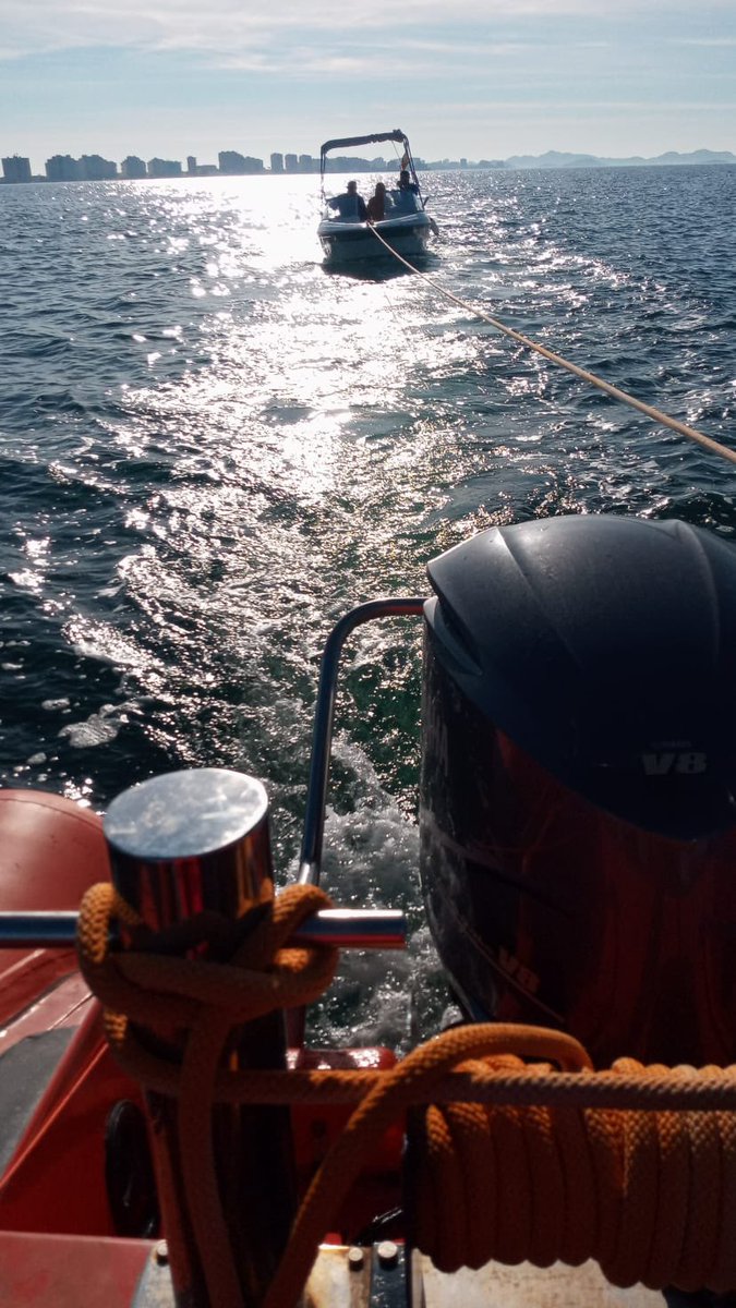 CruzRojaRMurcia's tweet photo. Activada #BasedeMar de #LoPagán, movilizando a #LSSelene para remolcar una motora de 6 m al SE de la #IsladelBarón, con avería de motor y 4 PAX a bordo. Se remolca a #PuertoTomásMaestre #LaManga. @112rmurcia #SeguridadNaútica https://t.co/Da6O0WRrZs