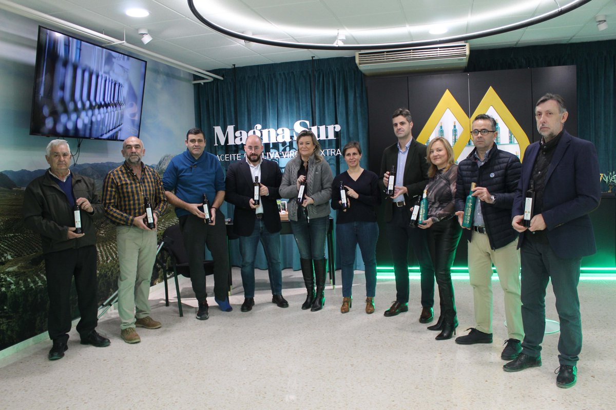 <a href="/AgriculturAnd/">Consejería AgriPesca</a> adquiere más de 40.000 botellas de #aove de Sierra Mágina para el <a href="/ProEdSaludable/">Programa Hábitos Vida Saludable</a> para repartir en casi 2.400 colegios de #Andalucia en 2023, envasados en <a href="/MagnasurAOVE/">Magnasur</a> 
Esta botella ha sido presentada hoy por <a href="/CCristinadetoro/">C. Cristina De Toro</a> <a href="/JaenJunta/">Junta Jaén</a> con visita a nuestra sede