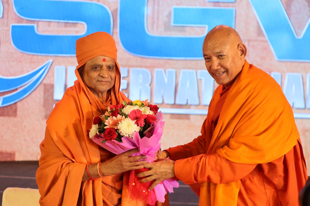 sanghasenamimc's tweet photo. Guruji Ven. Bhikkhu Sanghasena felicitated H.H Madhavpriyadas Swamiji on the occasion of the 75 years celebration of @GurukulParivar and the 25 year’s celebration of @sgvpis.
He paid his respects to H.H @MSwamiSGVP for his relentless service for the last many decades. https://t.co/jRO7QWVOY6