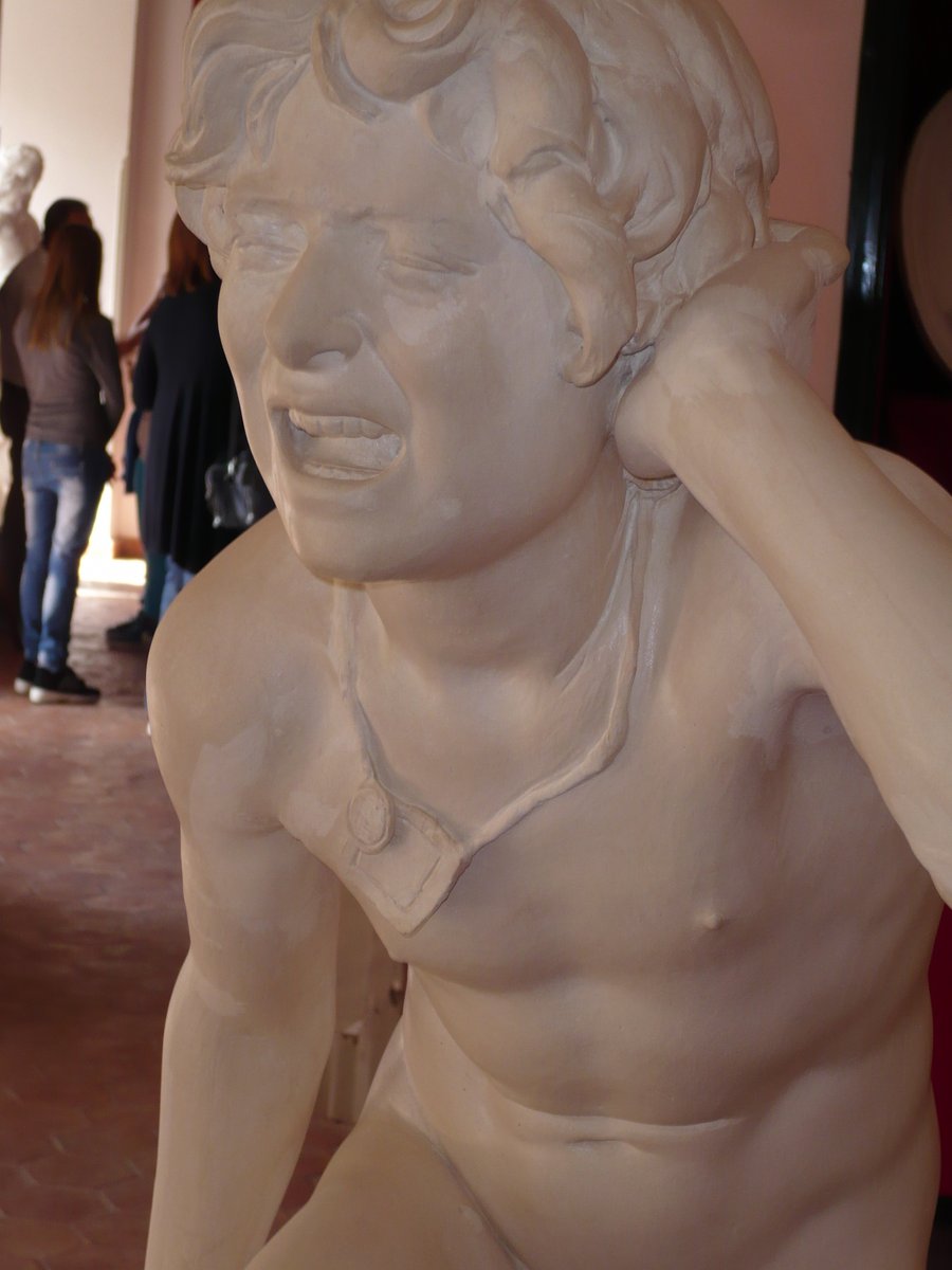 この石像はいい表情してる 