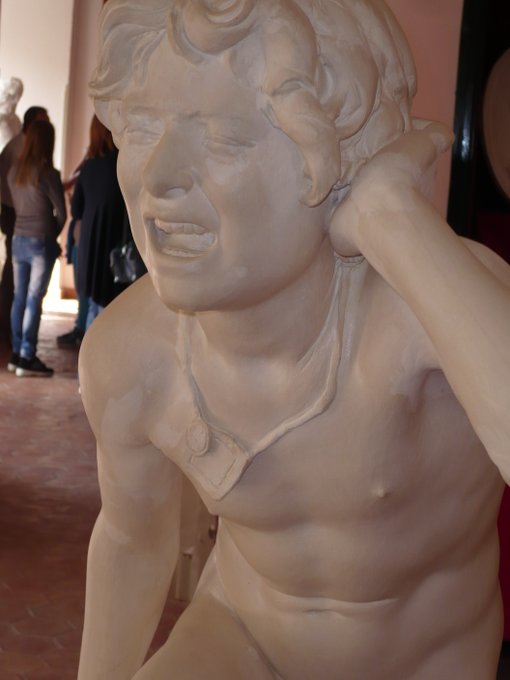 この石像はいい表情してる 