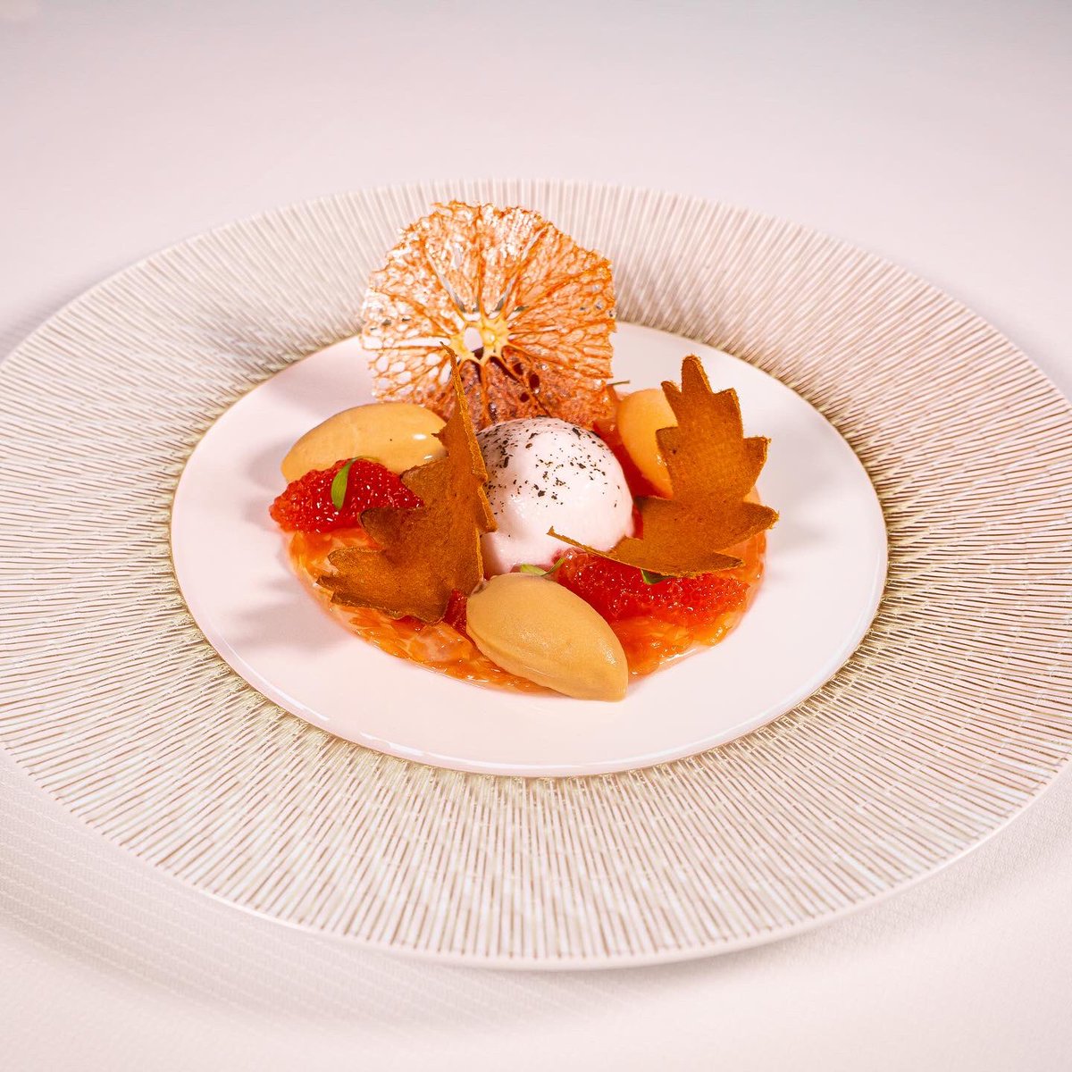 guysavoy's tweet photo. Le pamplemousse en saveurs d’automne.
Grapefruit with autumnal flavours.
#guysavoy #guysavoyparis #pamplemousse #pamplemousserose #grapefruit #pinkgrapefruit #chips #sorbet #marron #chestnut #aloevera #thefume #smokedtea #restaurant #restaurants #artdevivre https://t.co/2VweDOCXuB