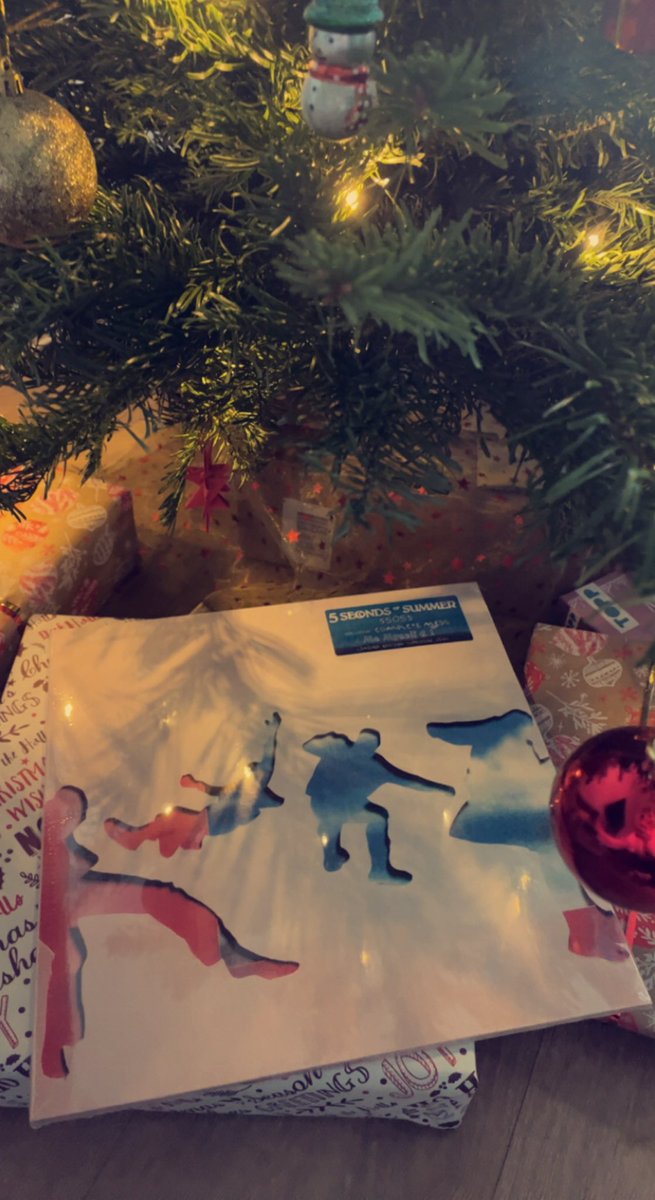 wildflowerRonja's tweet photo. I’m the best roomie ever. Not even a bit selfish with my gift 🤓 https://t.co/QXUk4O4yrT
