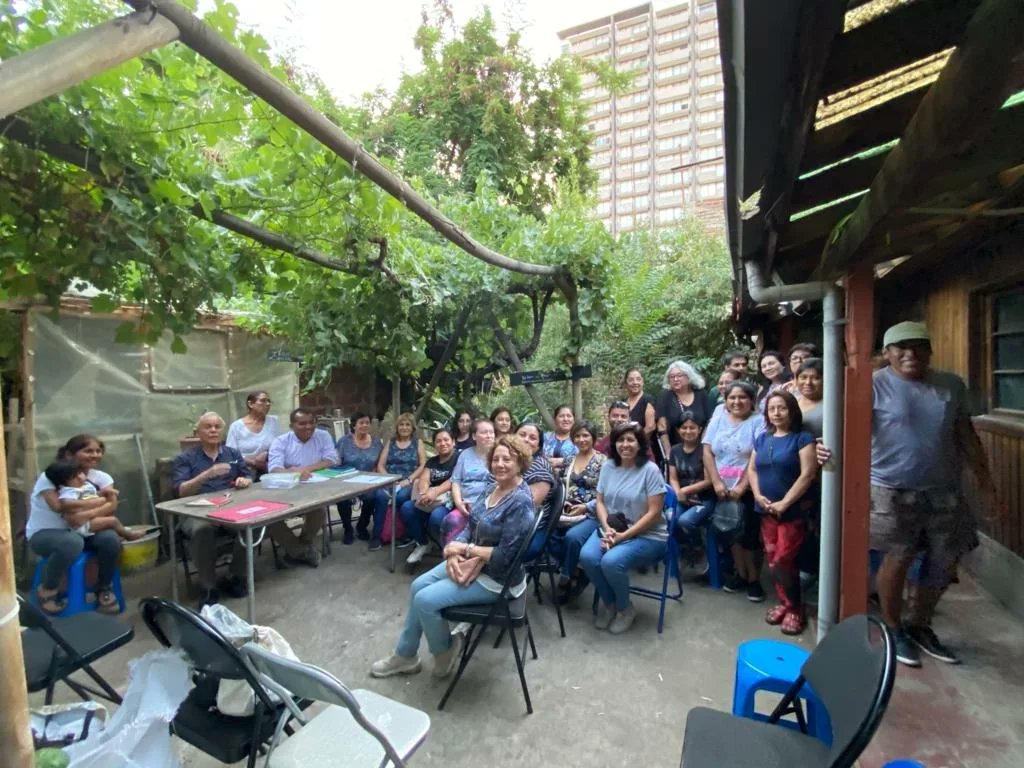 pepeosorioc's tweet photo. Buen fin de año en asamblea en @jvbarrioyungay.
Comenzando nuevo ciclo, felicitando a directiva electa, que lideraré como presidente. Se entregaron regalos y apoyo en mercadería a vecinxs más complicados . Vimos avance de Fiesta del Roto 2023 y preparamos 10o aniversario de JJVV. https://t.co/9QHkKaKYKY