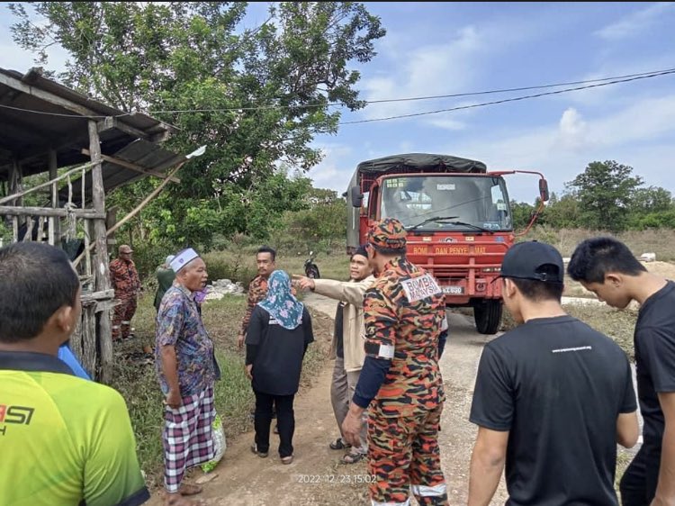 JBPM_Kelantan's tweet photo. BANTUAN KEPADA MANGSA BANJIR DI PPS SEKOLAH KEBANGSAAN GUAL PERIOK YANG DIKETUAI PgKB I ANWAR BIN ABU BAKAR TIMBALAN PENGARAH JBPM NEGERI KELANTAN BERSAMA ANGGOTA BBP RANTAU PANJANG https://t.co/bHauLeBwEP
