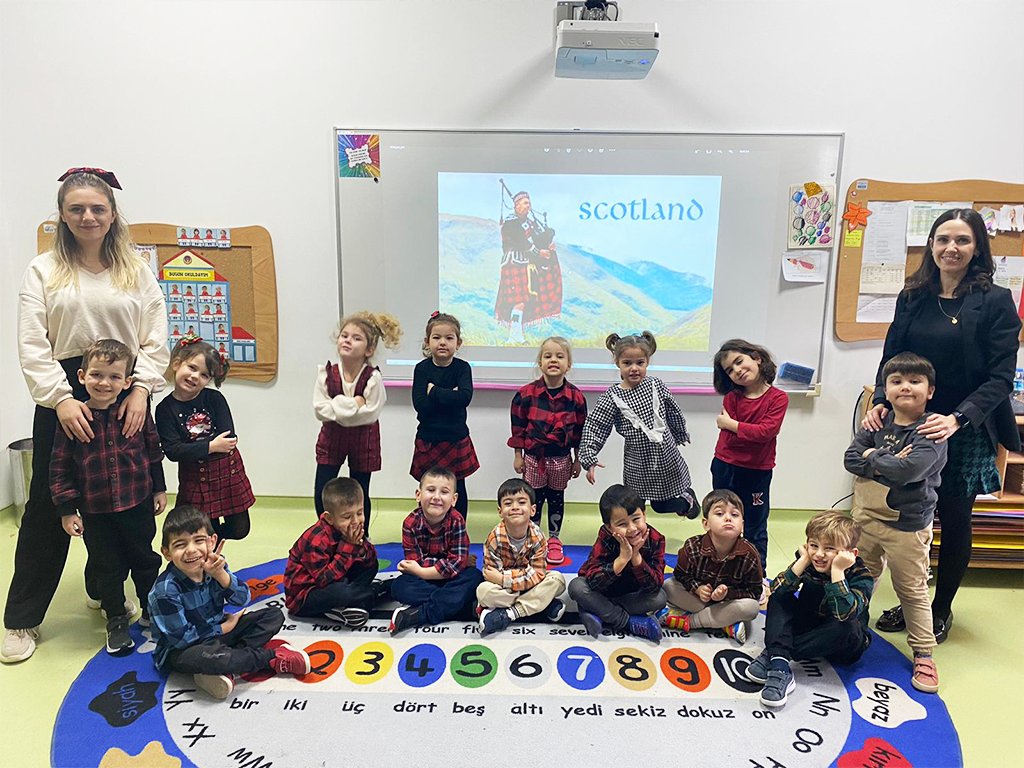 tededirnekoleji's tweet photo. Anaokulu öğrencilerimiz “Global Citizenship-Küresel Vatandaşlık” çalışmaları kapsamında bu ay İskoçya ülkesini işlediler. Bayrağını, kalelerinin özelliklerini incelediler, geleneksel enstrümanı olan #gayda'nın sesini dinlediler, geleneksel kıyafetlerinden #kilt'i tanıdılar. https://t.co/t395NHMxoC
