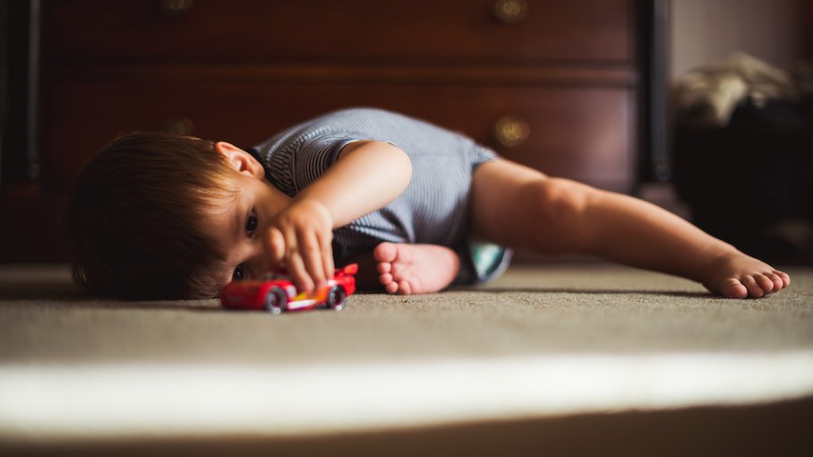 Hay indicadores de riesgo para la salud mental de nuestros hijos en todas partes:
1) en las conversaciones con sus pares en grupos de WhatsApp, redes o juegos. Dejarlos solos en esas realidades es una mala idea. Siempre debe haber acompañamiento, control y guía parental.