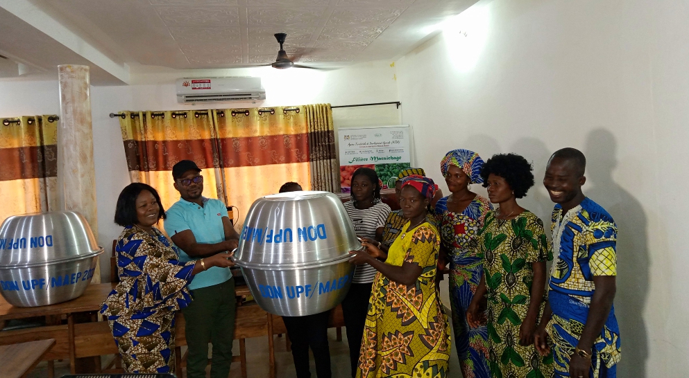 LERURAL2's tweet photo. 📣Au détour d'une cérémonie tenue au siège de l'Agence Territoriale de Développement Agricole du pôle 7 (#ATDA7 ), l'Union du personnel féminin du #MAEP( #UPF/MAEP) a procédé à la remise de matériels agricoles à la #coopérative_SEDJRO de #Kpomassè.
**
#wasexo @gouvbenin https://t.co/S8MX4aScUq