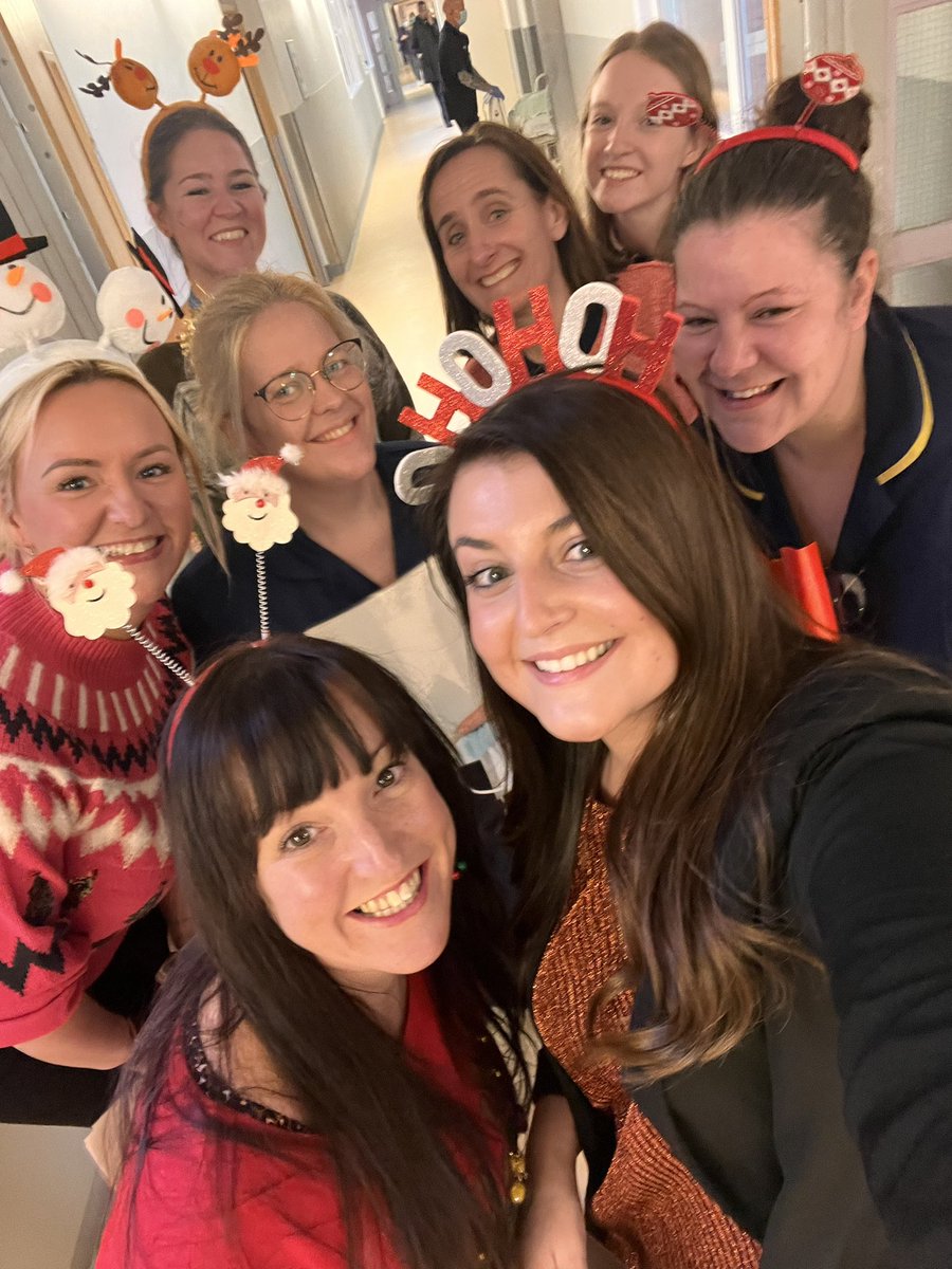 Singing Christmas Carols for our patients this morning with this lovely lot❤️🎄 We had patients, relatives and staff singing, dancing &amp; laughing 🎄 <a href="/BexOps02/">Rebecca Hall</a> <a href="/LauraBramfitt/">Laura Bramfitt</a>