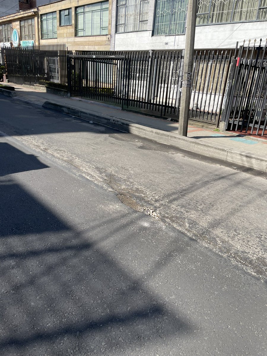 davidsanchezc's tweet photo. Amigos de @Bogota llevan dos días de haber arreglado esta calle por un hueco inmenso que duro casi dos años y ya se empezó a abrir nuevamente… algo está fallando en el reparcheo de las vías… dirección carrera 28 53a 53 https://t.co/O3T0CFn2ci