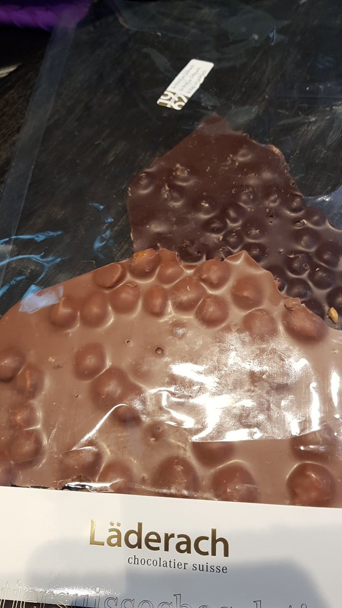 Hoi <a href="/Laderach_Swiss/">Läderach</a> 
Die herrliche Macadamia-Milchschokolade von Läderach ist unschlagbar, doch wenn diese Macadamia-Nüsse sich mit dunkler Schokolade treffen würden, wäre diese Schokolade legendär. Dunkle Macadamia-Schokolade wanted!!!