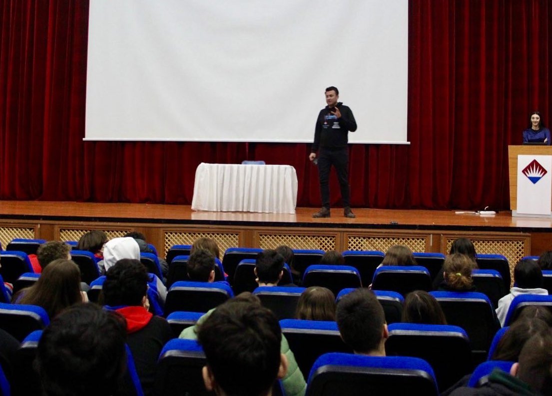 Lise öğrencilerimiz, 8.sınıf öğrencilerimizle LGS deneyimlerini ve “Bahçeşehir Koleji’nde Lise Öğrencisi Olma” deneyimlerini paylaştılar❤️💙 Ardından Proje Sorumlusu Öğretmenimiz ve Rehber Öğretmenimiz, öğrencilerimize liselerimiz ile ilgili merak ettikleri konuları aktardılar.✨