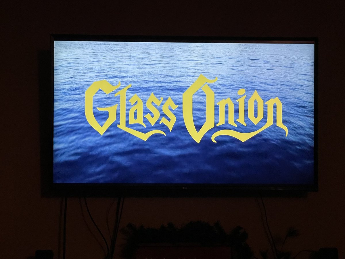 DDiamondFilm's tweet photo. I’ve made it no secret of how much I loved “Knives Out.” Everything from the cast, their performances, the location, all of it. And I even named it my favorite movie of 2019.

“Glass Onion” is better. That’s all I’ll say.

#GlassOnion #GlassOnionAKnivesOutMystery #MurderMystery https://t.co/YCiA9d4oMe