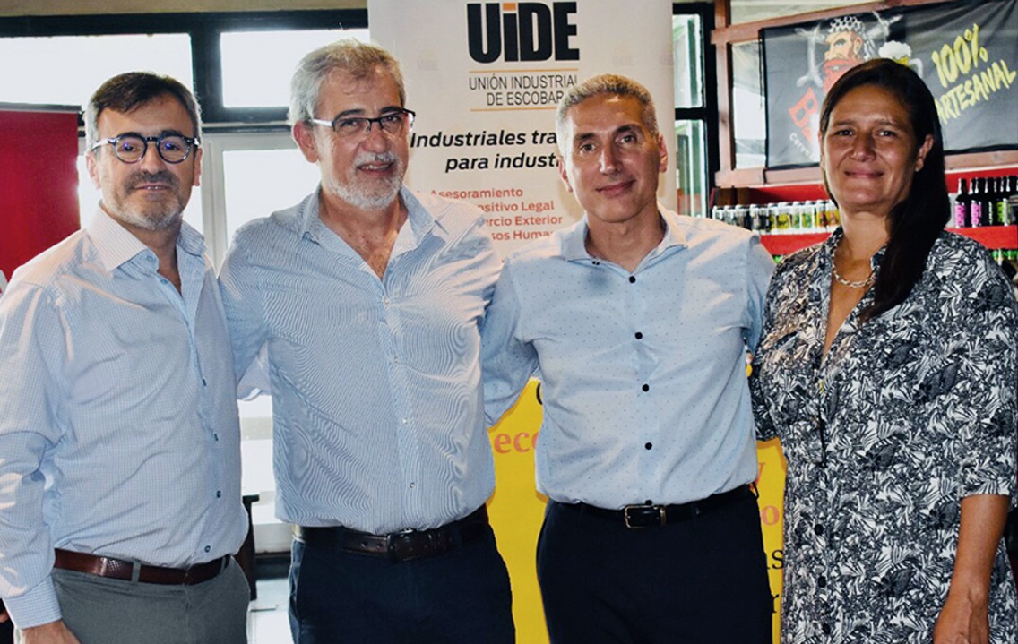 PrensaUide's tweet photo. ⚜️ Por eso este jueves UIDE invitó a la comunidad empresaria local a celebrar juntos estos 30 años de gestión.

🌟 Hubo también un reconocimiento especial para los socios fundadores. https://t.co/PjA0nlqnyc