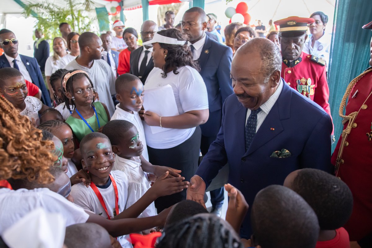 Après deux années de célébration à distance en raison de la Covid-19, c’est avec beaucoup d’émotions que le <a href="/PresidentABO/">Ali Bongo Ondimba</a>, et la Première Dame, Mme <a href="/Sylviabongo/">Sylvia Bongo Ondimba</a>, ont accueilli le 22/12 au Camp militaire Ntchorere, des centaines d’enfants pour leur traditionnel Arbre de Noël.