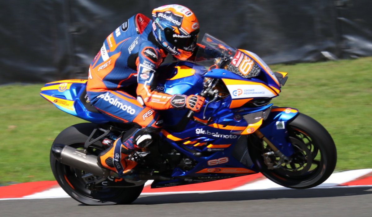 ArcherHeulwen's tweet photo. @StephenOWC33 @McAdooRacing @ConrodIOM @Kawasaki_JPN #flatoutFriday. Chrissy Rouse Oulton Park 2022 #BSB #ChrissyRouse #CR69 #croweperformance https://t.co/40WknM2h4M