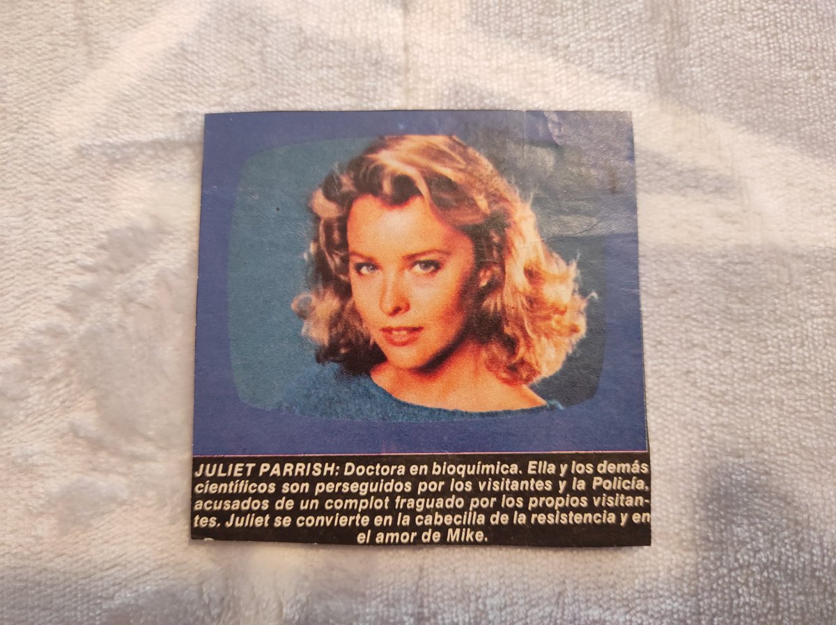 redrumcine's tweet image. Y seguimos encontrado cosas curiosas en ese cajón recóndito. No son ni postales, ni pegatinas, pero son cartulinas de 'V' de la genial 'TeleIndiscreta' (Más un recorte de mi Crush, Juliet Parrish 😍)
#SeriesDeLos80 #Teleindiscreta