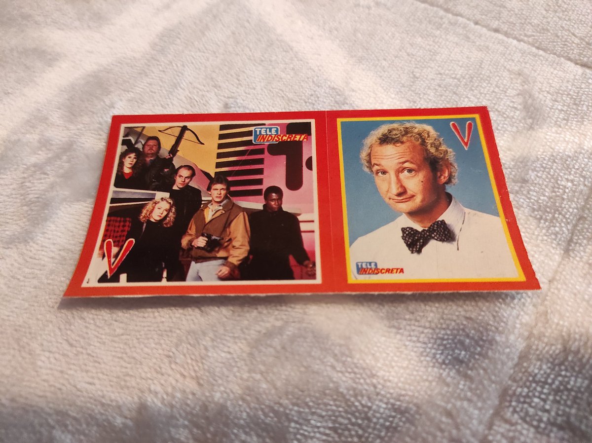 redrumcine's tweet image. Y seguimos encontrado cosas curiosas en ese cajón recóndito. No son ni postales, ni pegatinas, pero son cartulinas de 'V' de la genial 'TeleIndiscreta' (Más un recorte de mi Crush, Juliet Parrish 😍)
#SeriesDeLos80 #Teleindiscreta