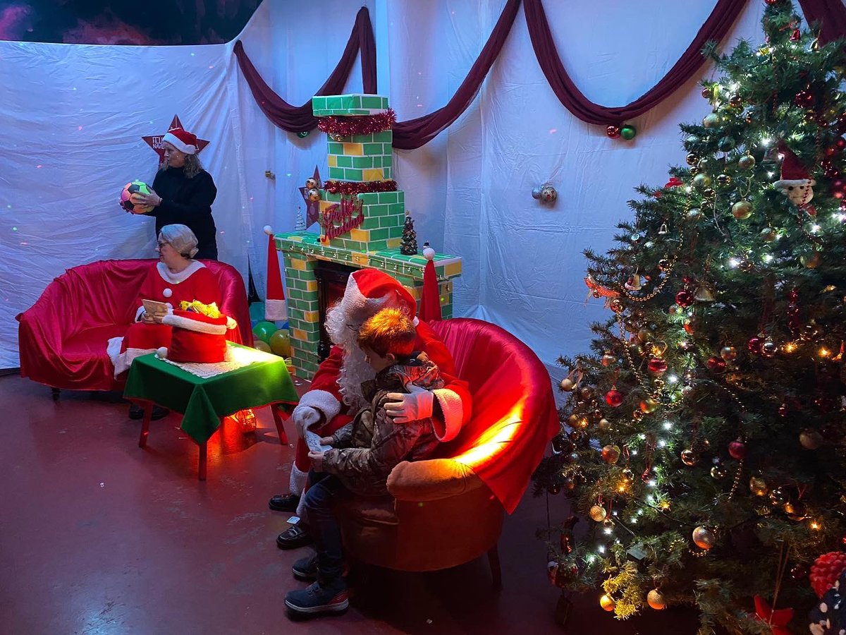 JSPToledo's tweet photo. 🎅🤶Nos acercamos a Añover de Tajo para acompañar a las compañeras y compañeros de @PSOEdeTajo y @JSAnoverdeTajo en su visita de Papá y Mamá Noel.

#DejaHuella https://t.co/j0pZygUw7p