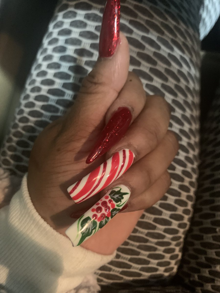 IssaBout_Tine's tweet photo. geeked for the holiday #christmasnails #candyCane https://t.co/MSWDV9iyHn