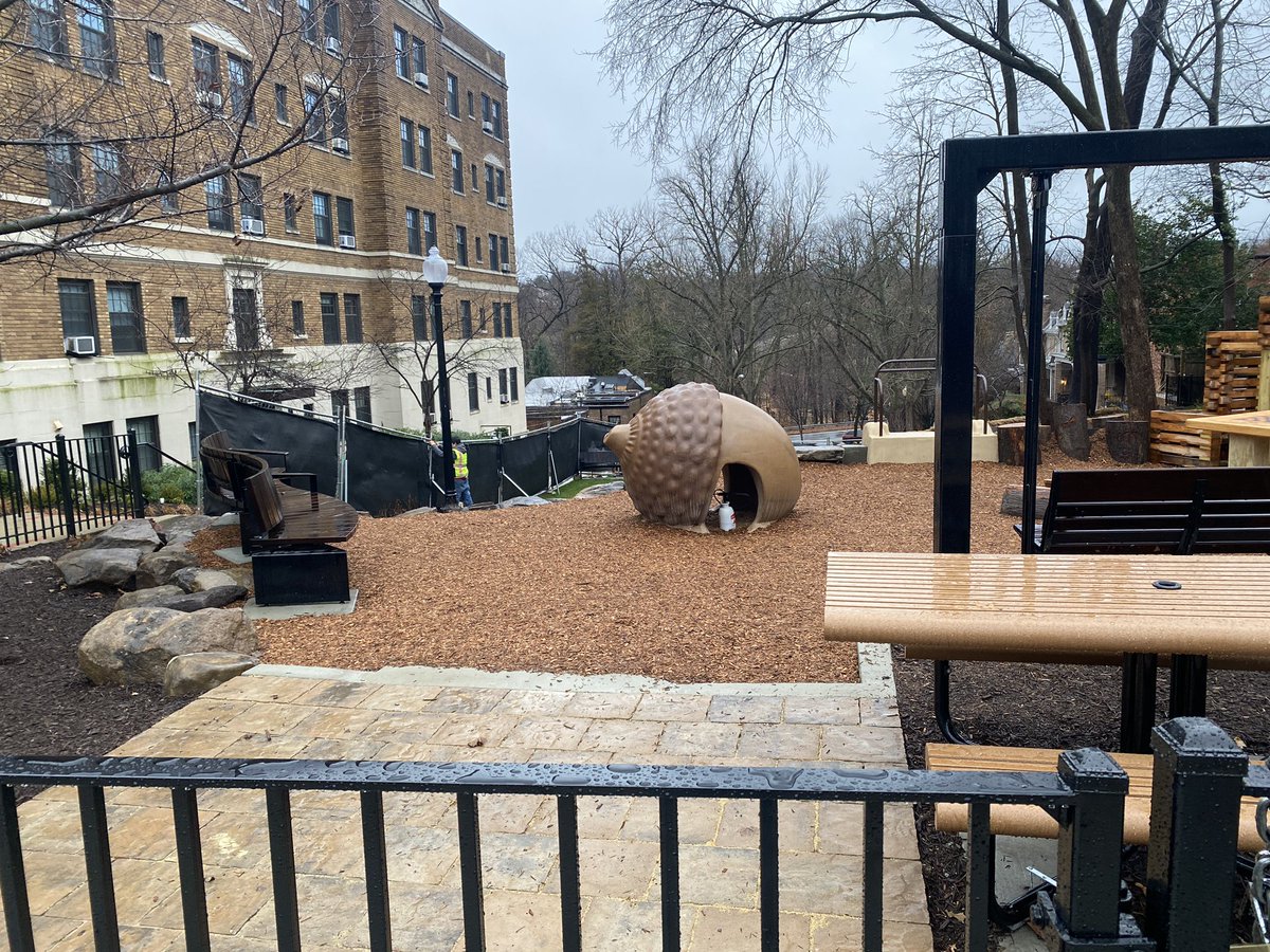 ChelseaANC1D05's tweet photo. Despite the weather, the fence is still coming down! Bundle up and come take a look at our new lil park at 19th &amp; Lamont! #MtPDC https://t.co/jO4FKPAY7z