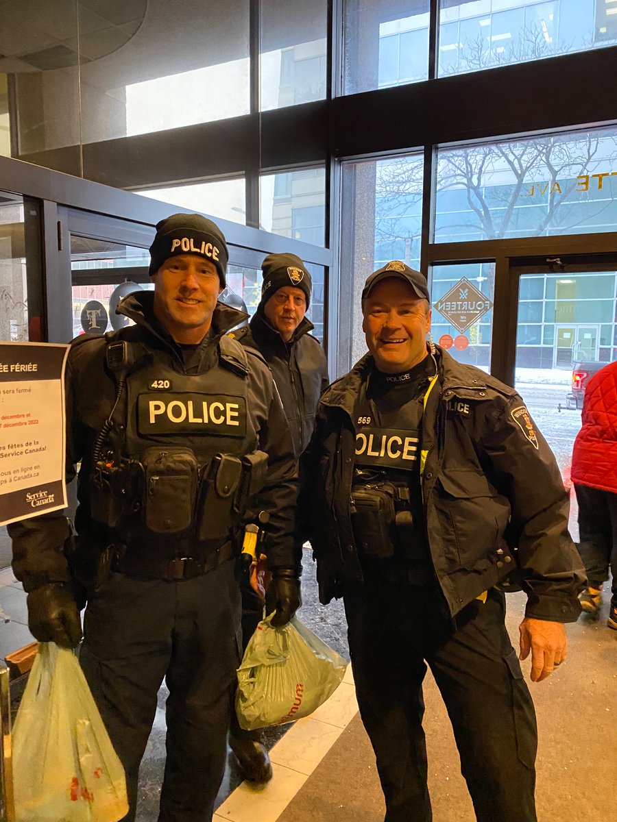 constableswiss's tweet photo. It’s beginning to look a lot like Christmas! Thanks to the Mikhail Family for donating a full turkey dinner to soooo many people! Glad to help out! @WindsorPolice https://t.co/1Z3E5duT5E