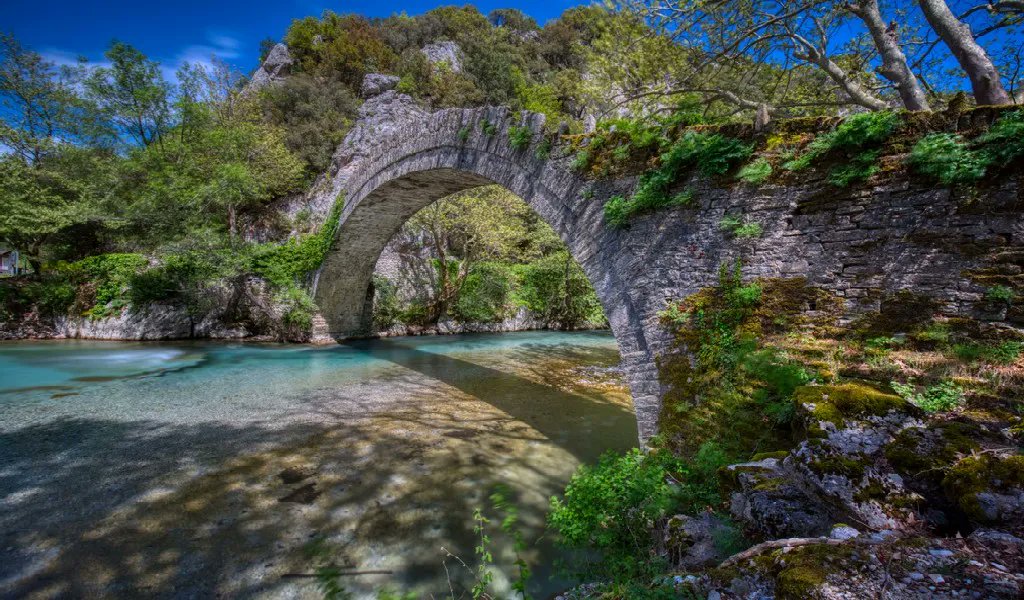 Follow us to Greece to visit the old stone bridge in Klidonia Zagori, Epirus in Western Greece💙 

#klidona #zagori #epirus #greece #greekislands #cyclades #islandvibes #followmetogreece #followmetogreece_gr #traveltogreece #bookyourstay #greekhotels #visitgreece #accomodation