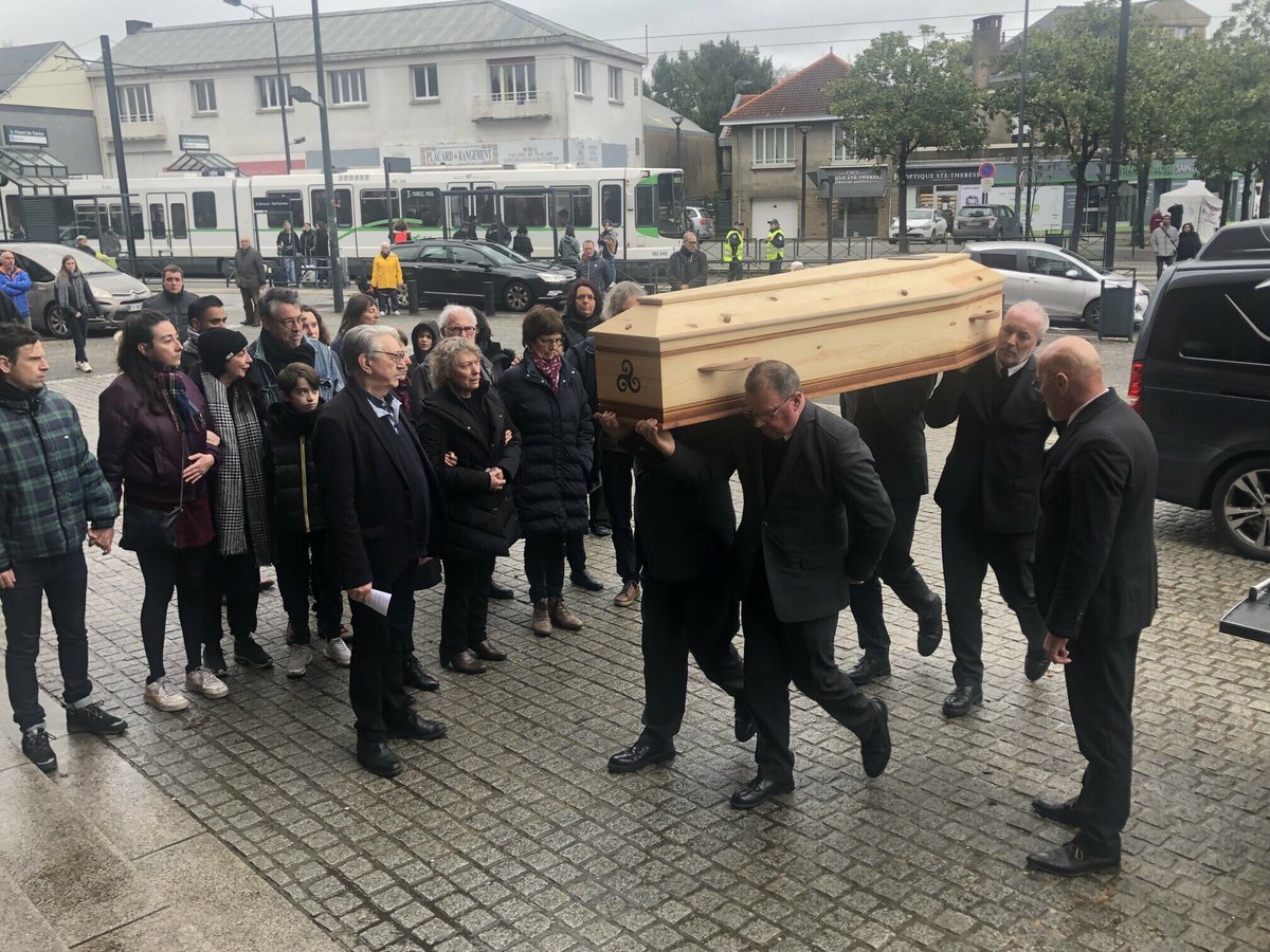 presseocean's tweet photo. 🙏🎶 Ses deux complices de #TriYann , Jean-Louis Jossic et Jean Chocun ; Gilles Servat ; les musiciens d’EV ; Patric Couton… sont parmi les centaines de personnes qui rendent hommage à Jean-Paul Corbineau à Nantes ce vendredi 23 décembre 2022 🪕
➡️ https://t.co/gnyU1OxJnD