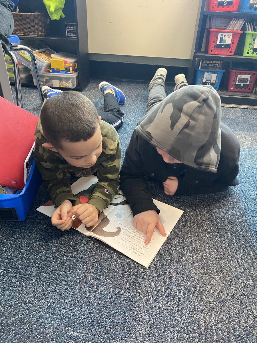 amspence24's tweet photo. 1st and 4th grade buddy classrooms got together to read some holiday books. ❤️💙 #BPositivePatriots #BPatriotProud https://t.co/Co5ykjqYaJ
