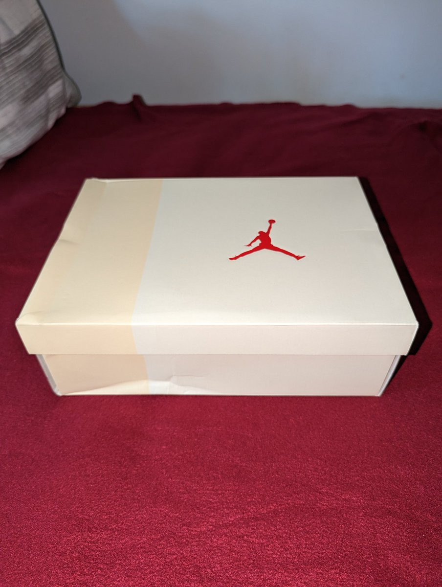 marshallbrock's tweet photo. .@stockx returned my sale on account of a "damaged box" with a different pair of shoes. These guys are crooks @SneakerNews @snkr_twitr https://t.co/t0DEvu4BQK