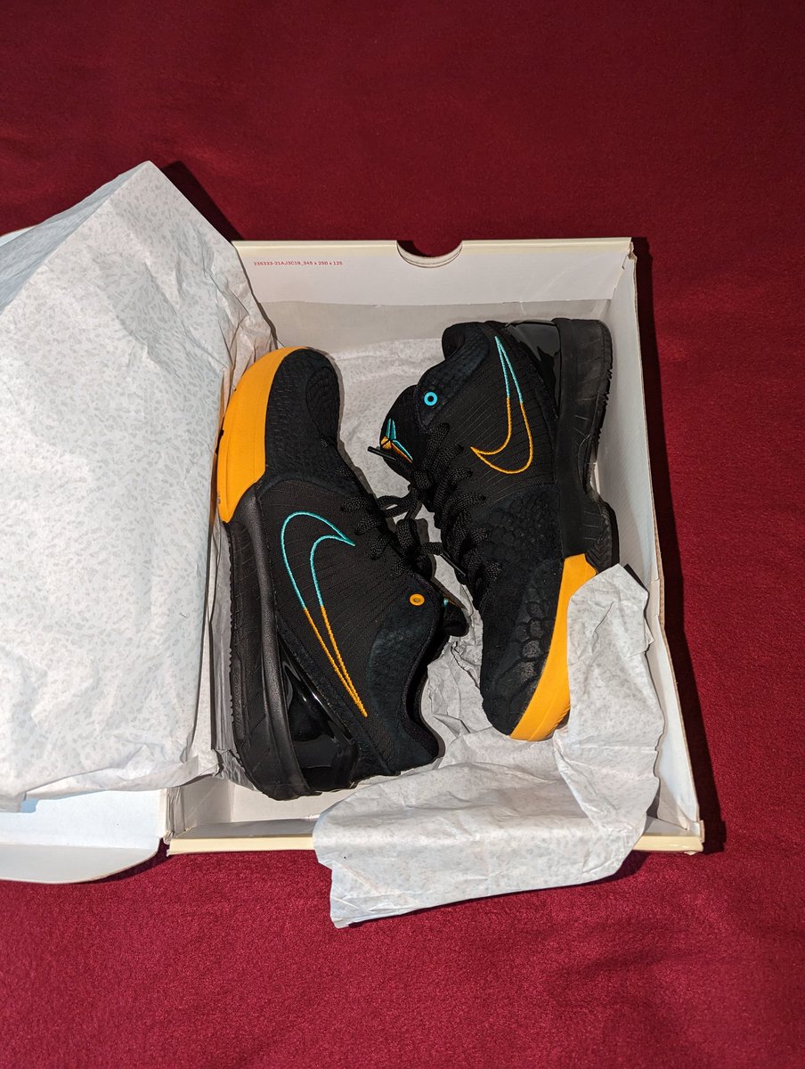 marshallbrock's tweet photo. .@stockx returned my sale on account of a "damaged box" with a different pair of shoes. These guys are crooks @SneakerNews @snkr_twitr https://t.co/t0DEvu4BQK