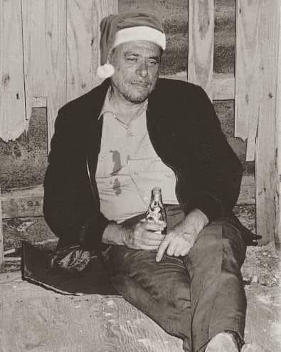 "Es Navidad desde finales de octubre. Las luces se encienden siempre antes, mientras que las personas son cada vez más intermitentes. Yo quiero un diciembre con las luces apagadas y con las personas encendidas".
Bukowski