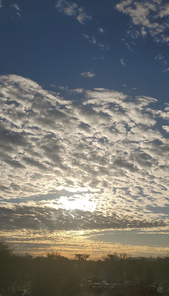 Legendary_Sweet's tweet photo. Just sitting at work appreciating the beautiful sky. https://t.co/ouOim3w2hO